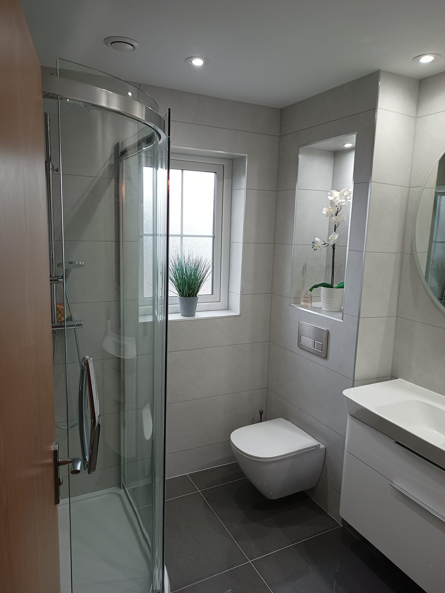 Grey contrasting tiles in a bathroom
