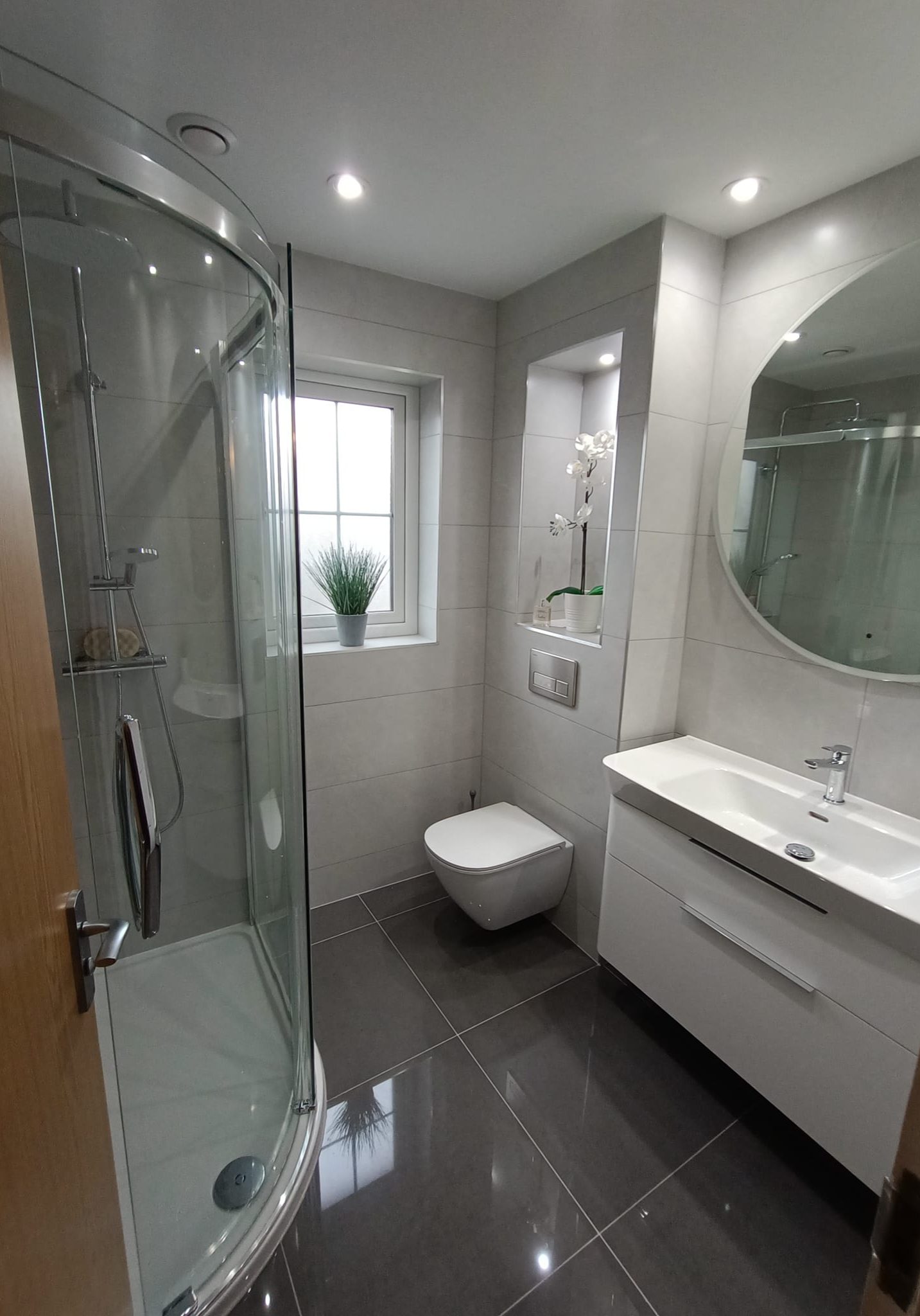 Grey contrasting tiles in a bathroom