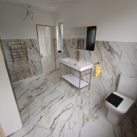 Bathroom with white marble tiles
